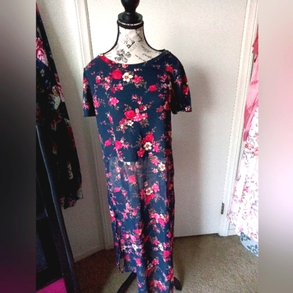 Sweet Rain's Side Split Long Flowy Hem Top - Picture 1 of 6